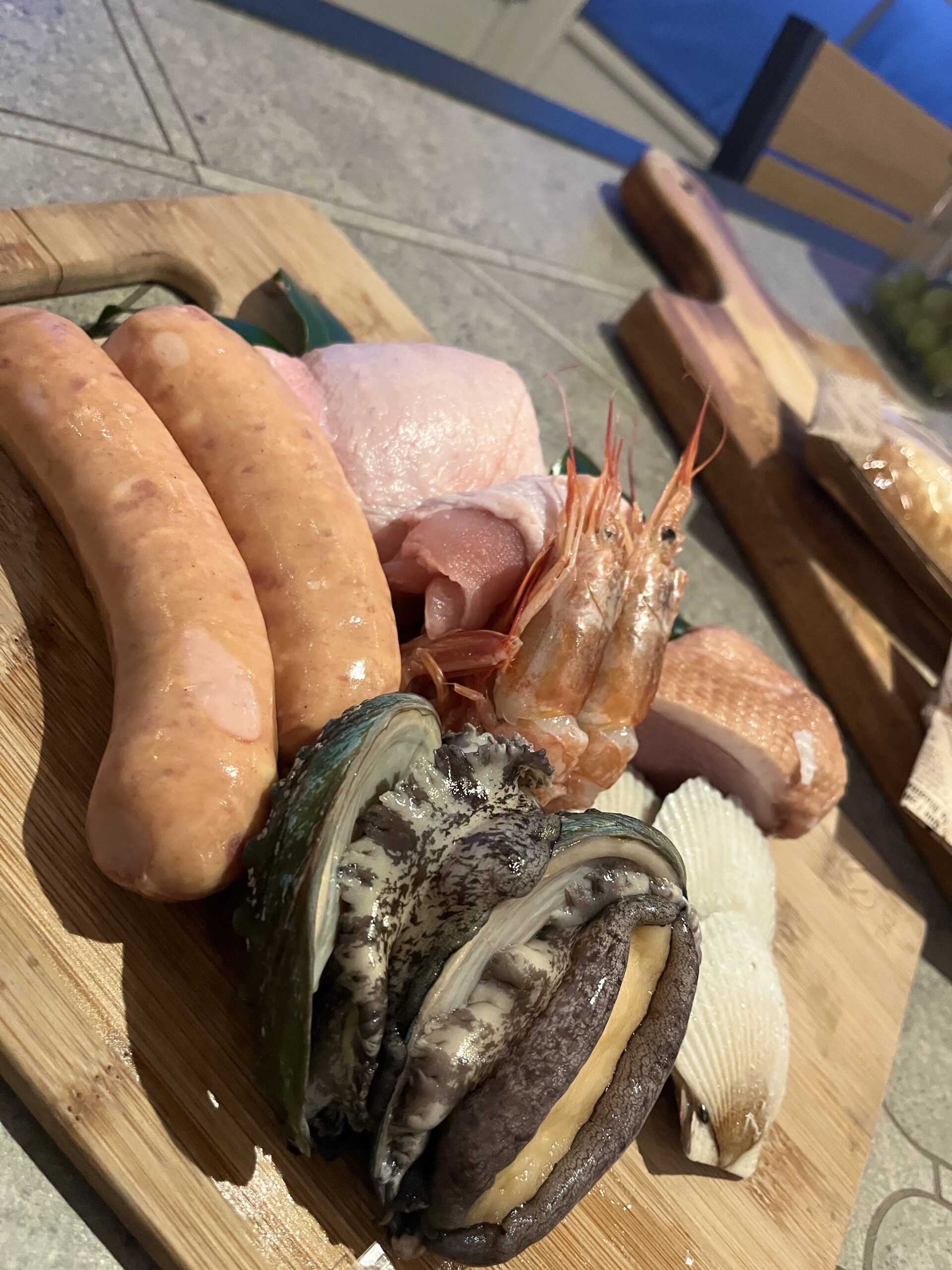 オーシャンズテラス柴垣のBBQプランの食材。活きアワビ、エビ、霜降りの牛肉