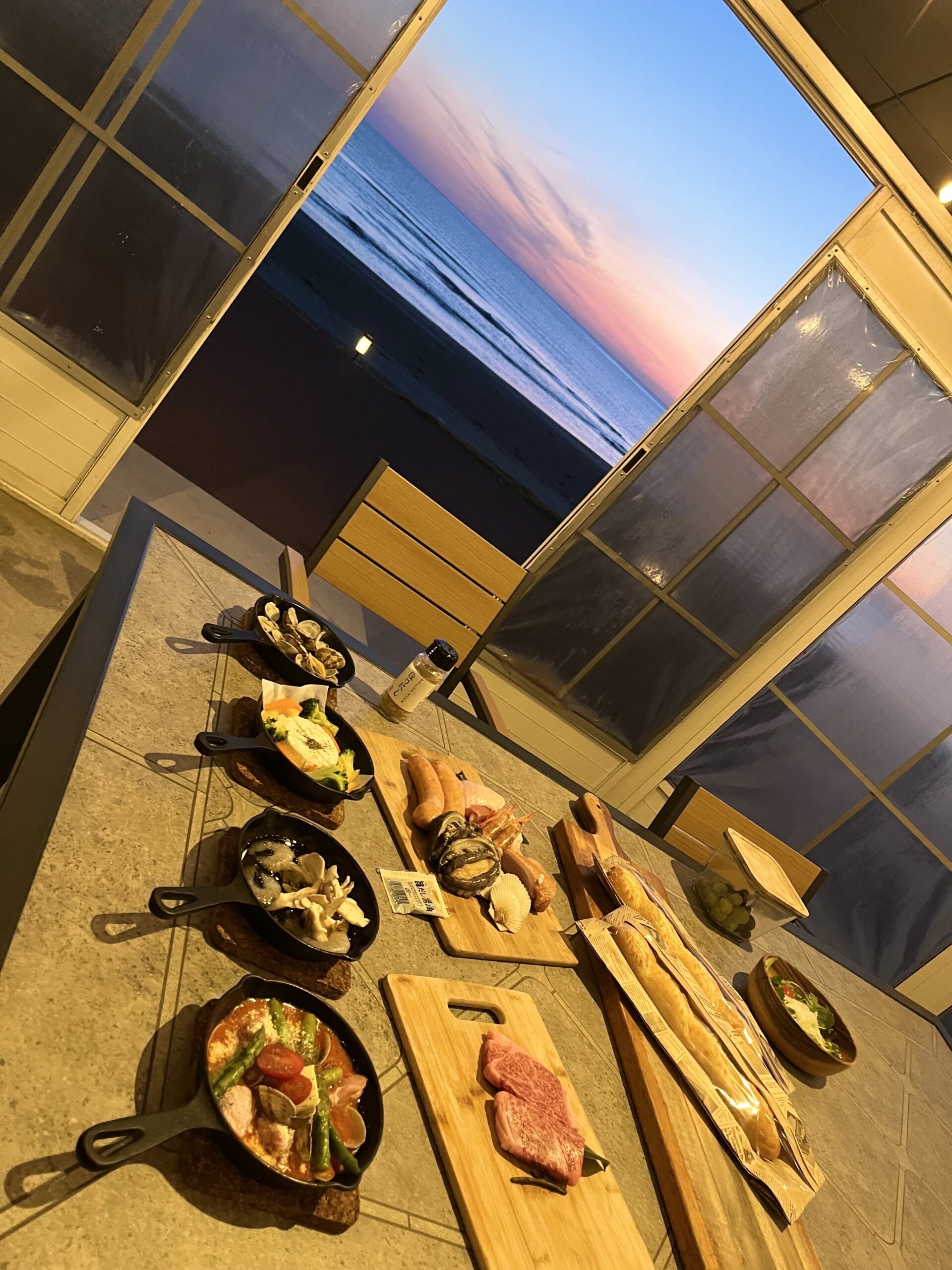 オーシャンズテラス柴垣の専用BBQルーム。大きな窓から日本海の夕日が見える