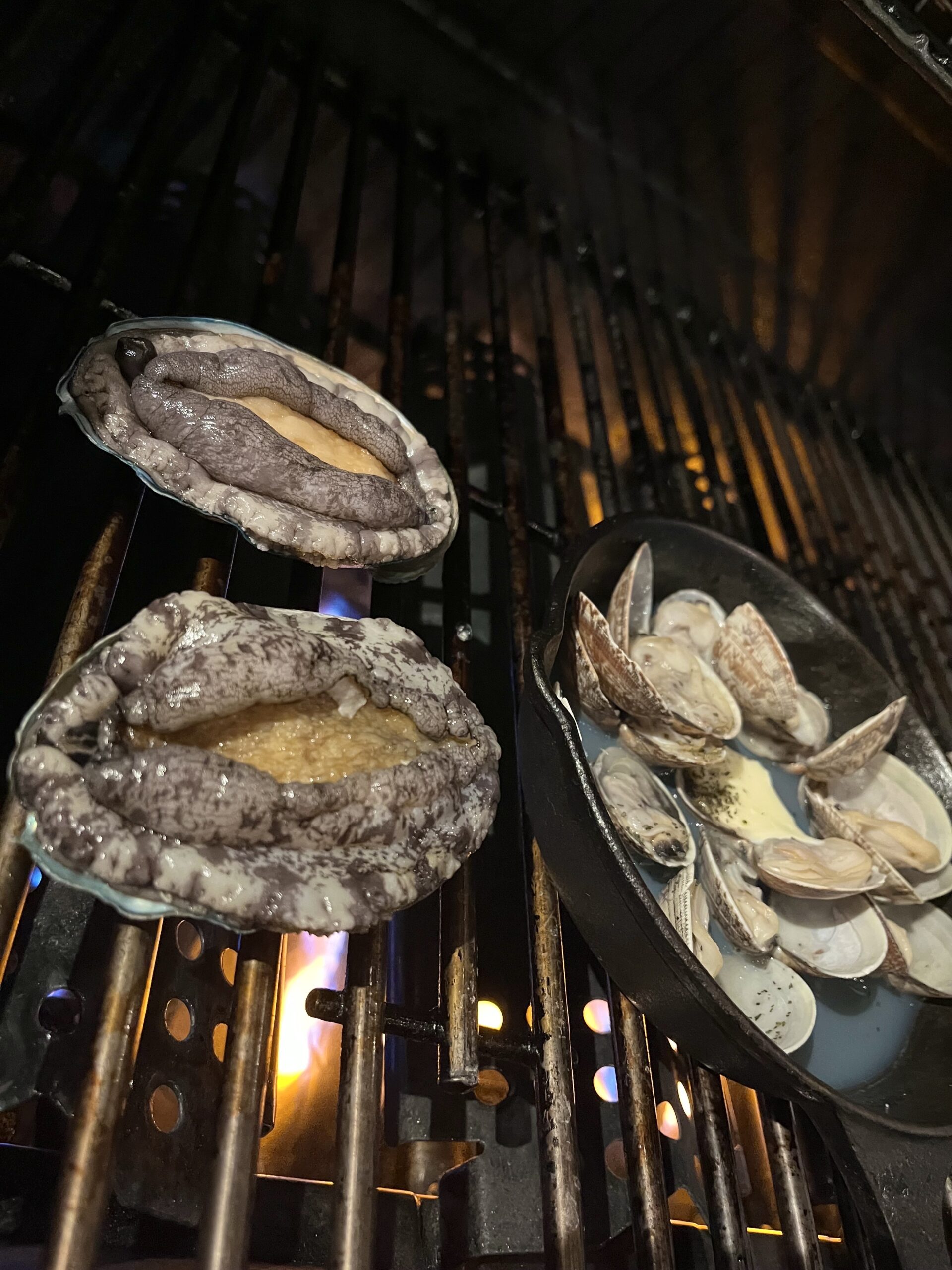 焼き上がったのはグランピングメインのアワビ。
