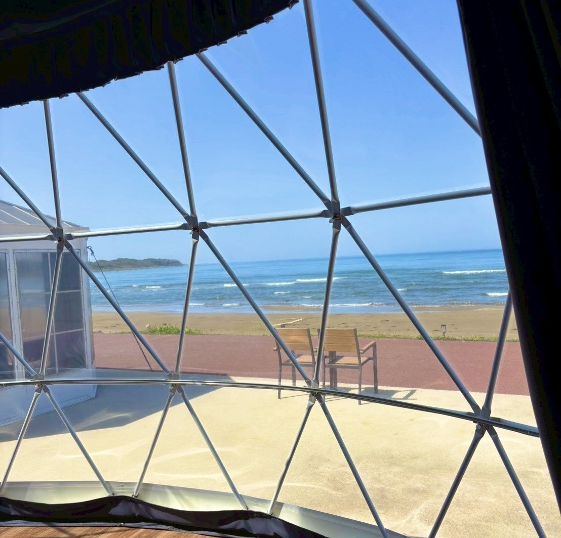 オーシャンズテラス柴垣の朝。部屋から見た日本海と、砂浜に並べた椅子